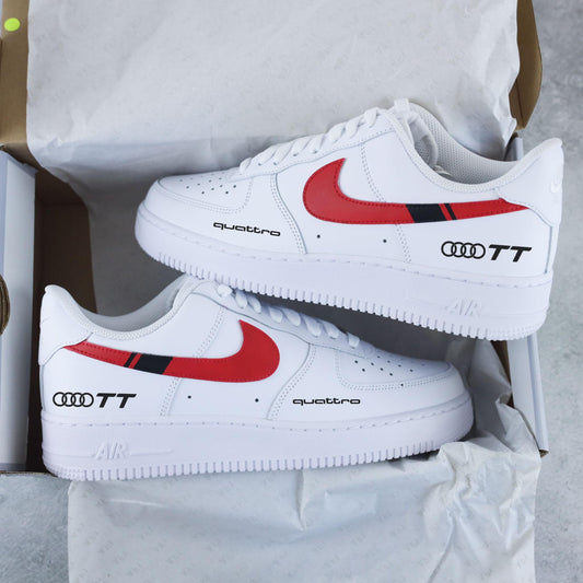 Nike Air Force 1 Custom x Audi TT RS avec design racing, swoosh rouge vif, détails noirs et logo Audi TT quattro, une sneaker inspirée par l’univers de l’automobile et du street racing.