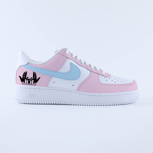 Basket Nike Air Force 1 custom Jul, rose et bleu azur, avec logo main Jul noir, sneakers inspirée du rap marseillais