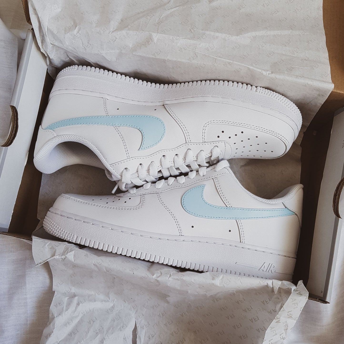 Nike Air Force 1 custom blanche avec swoosh baby blue pastel, sneaker personnalisée femme bleu ciel