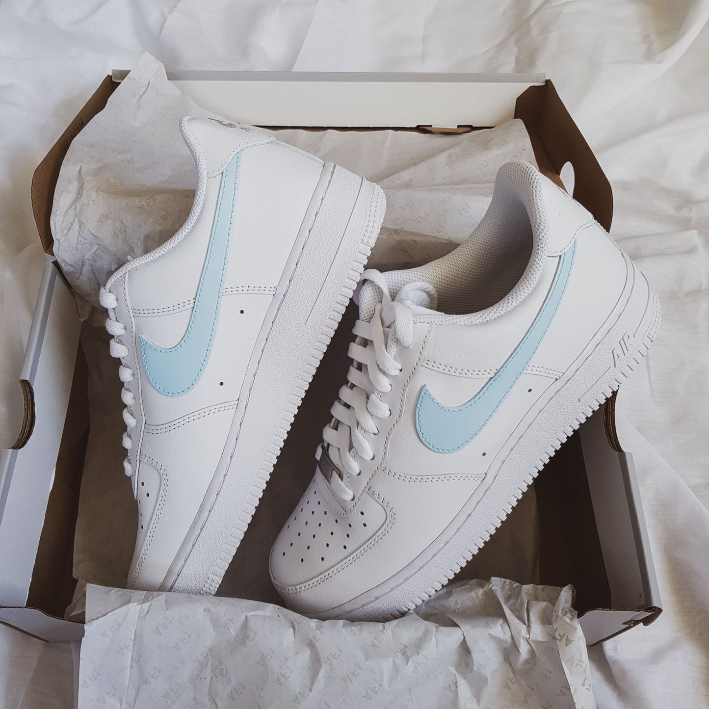 Nike Air Force 1 custom blanche avec swoosh baby blue pastel, sneaker personnalisée femme bleu ciel
