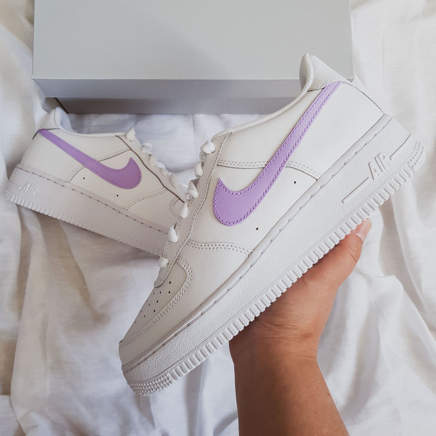 Nike Air Force 1 custom blanche avec swoosh violet pastel pour femme, sneaker personnalisée artisanale