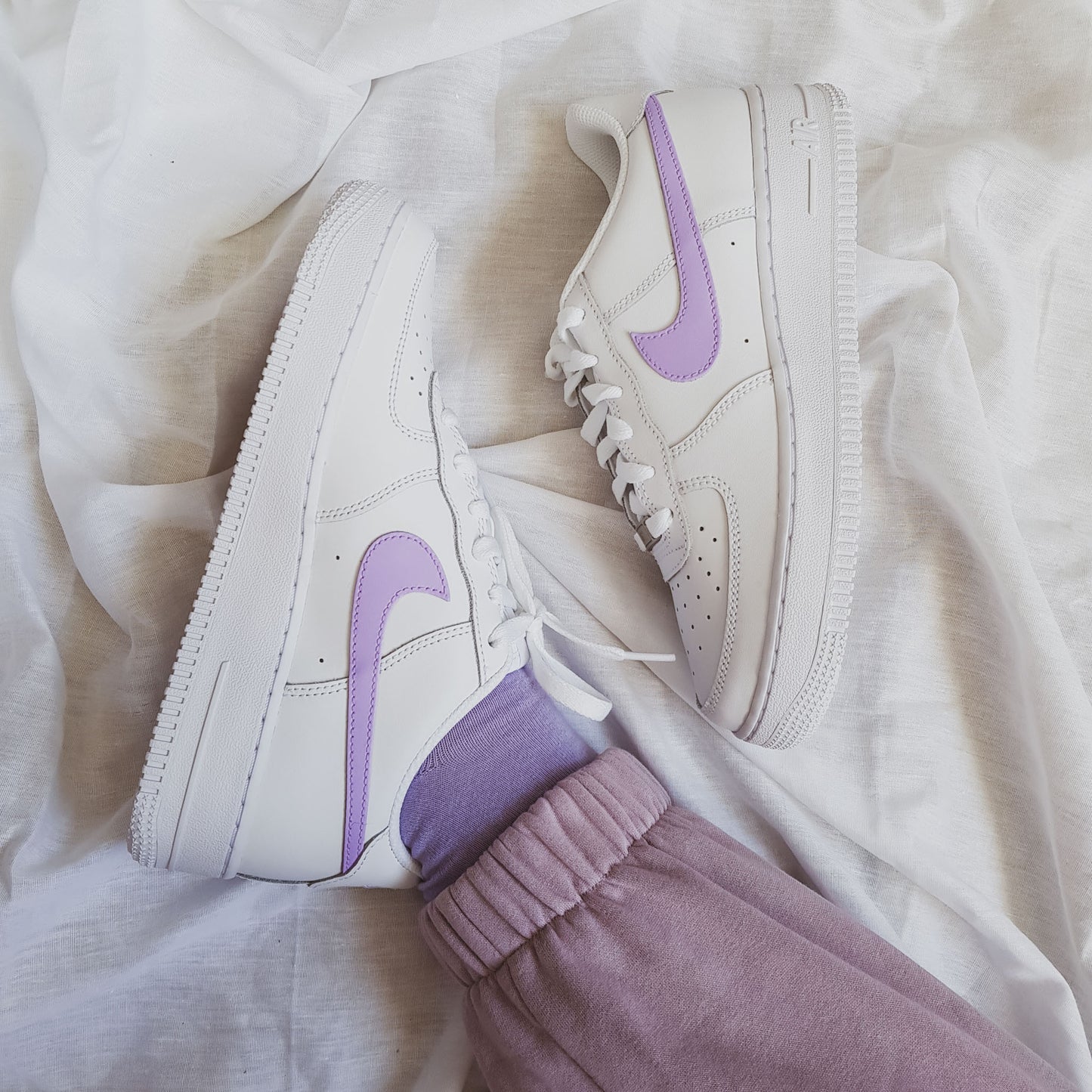 Nike Air Force 1 custom blanche avec swoosh violet pastel pour femme, sneaker personnalisée artisanale