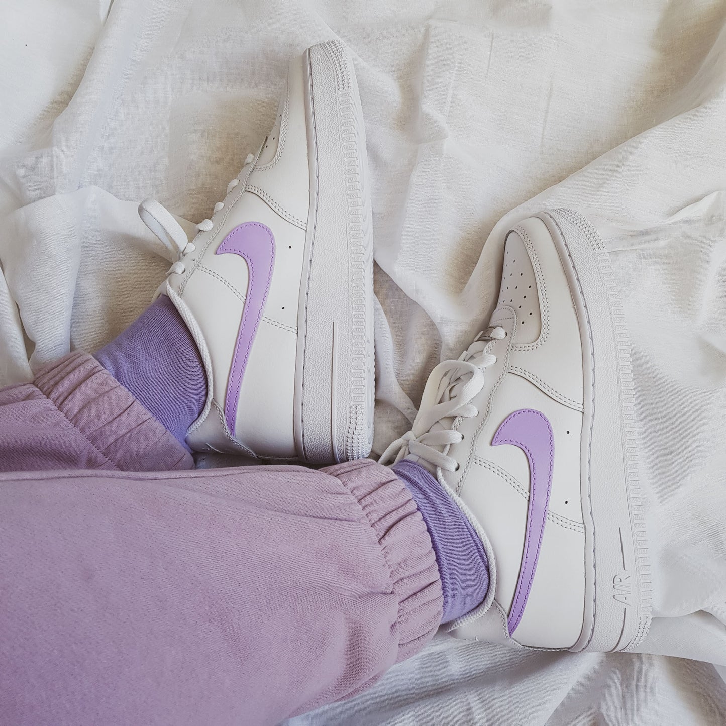 Nike Air Force 1 custom blanche avec swoosh violet pastel pour femme, sneaker personnalisée artisanale