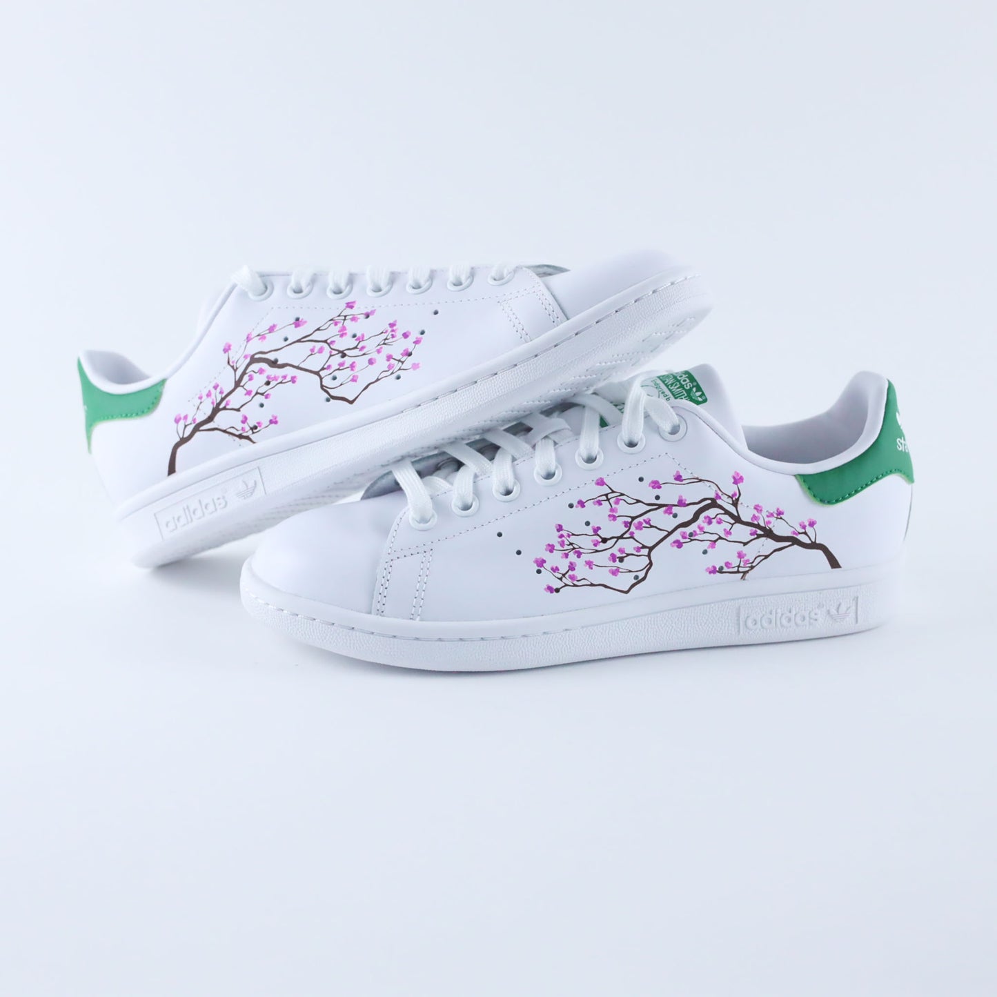 stan smith fleurs de cerisiers, sneakers custom cherry blossom pour femme, baskets personnalisées sakura japon, idée cadeau pour femme, cadeau anniversaire pour fille