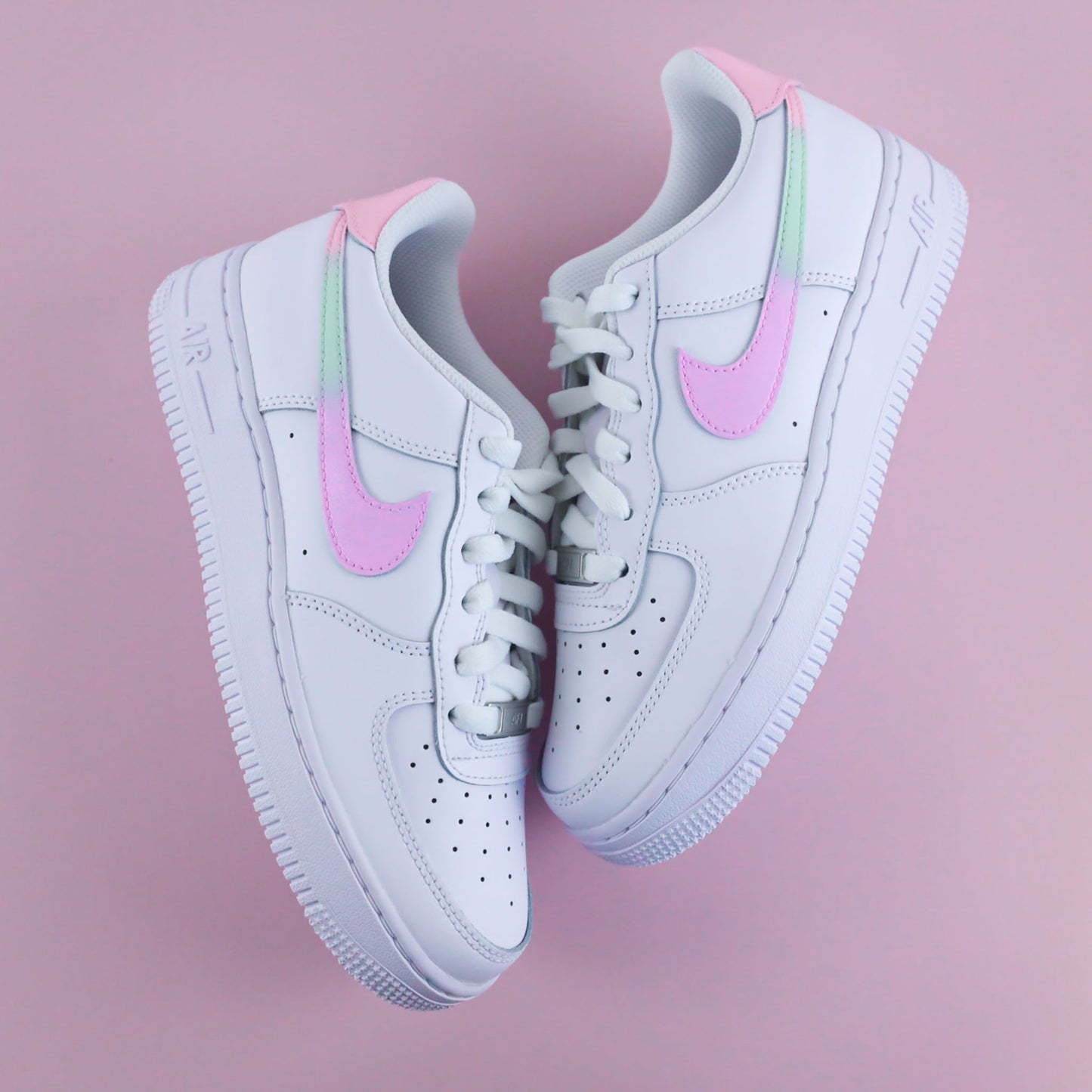 Baskets personnalisées Air Force 1 custom "Pink Dream" blanches avec swoosh rose pastel et détails verts, création sur-mesure peinte à la main par Kings Custom.