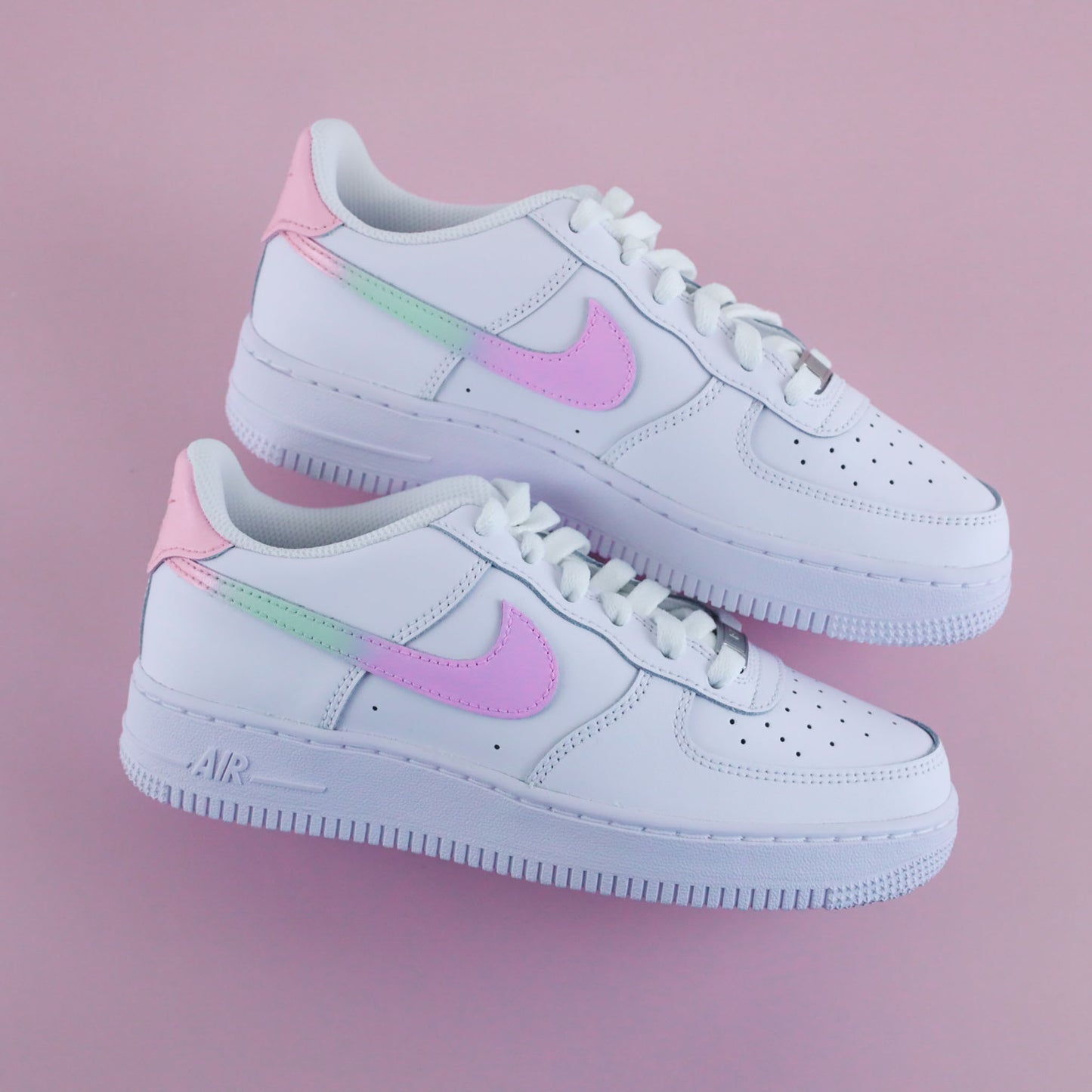 Baskets personnalisées Air Force 1 custom "Pink Dream" blanches avec swoosh rose pastel et détails verts, création sur-mesure peinte à la main par Kings Custom.