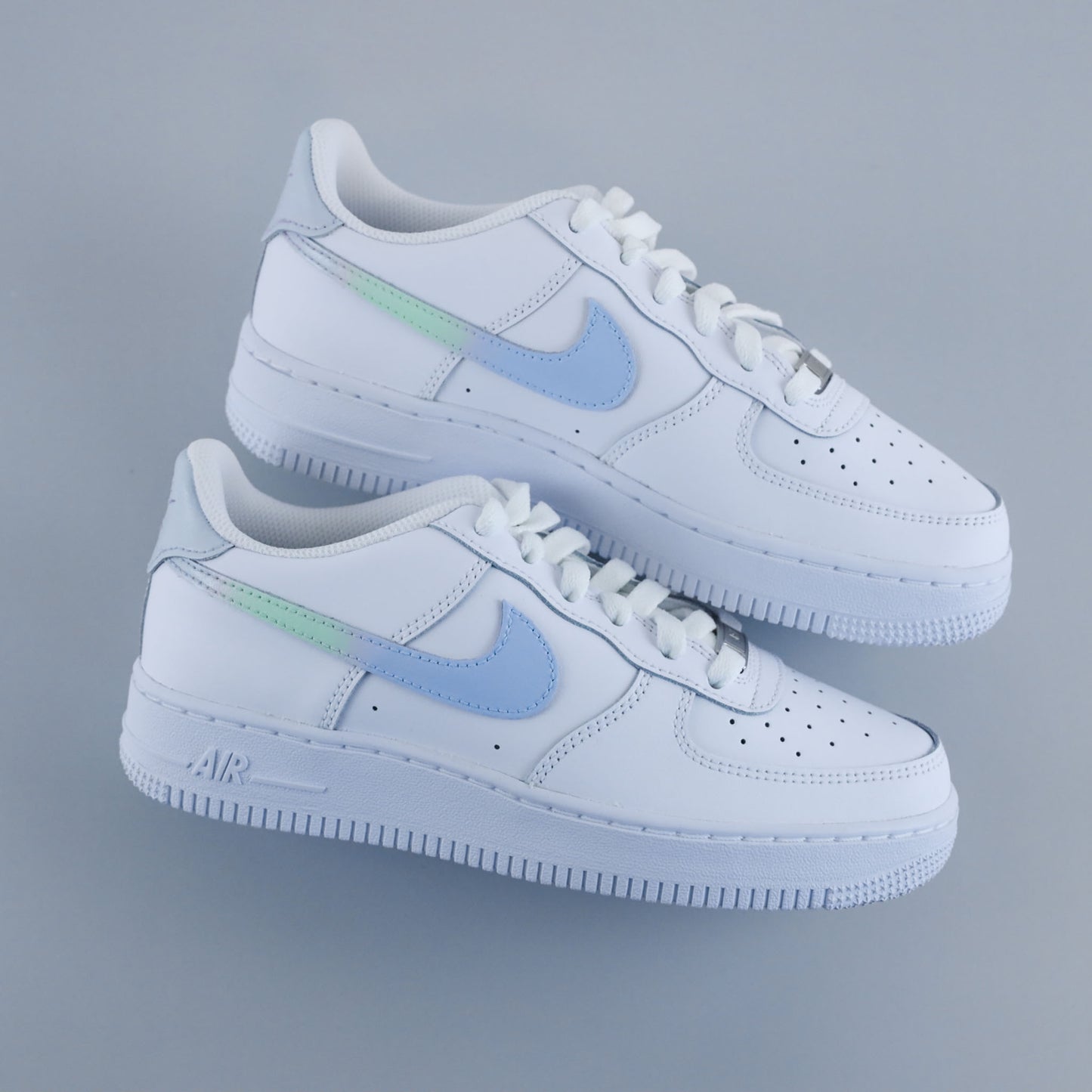 Baskets personnalisées Air Force 1 custom "Blue Breeze" blanches avec swoosh bleu ciel et dégradé vert pastel, création sur-mesure peinte à la main par Kings Custom.