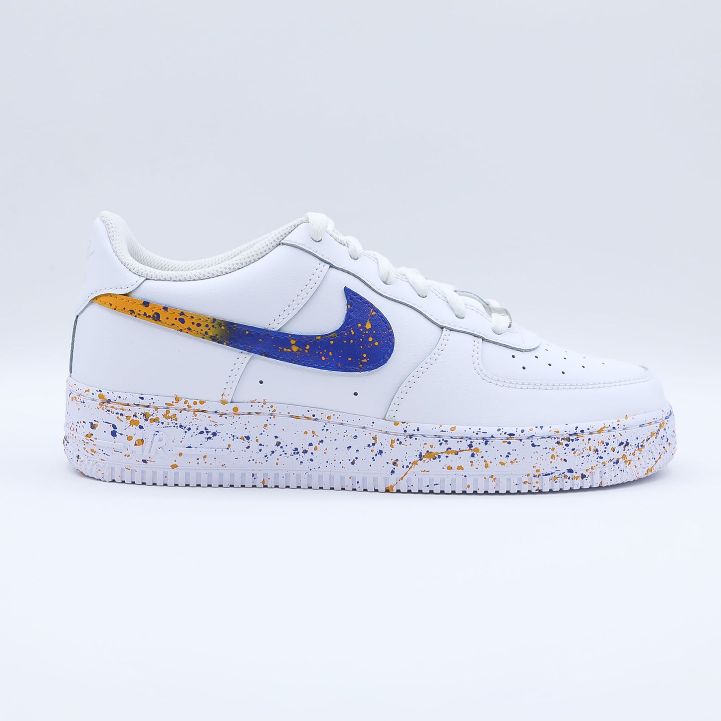Air Force 1 custom "Cosmic Splash" - Baskets personnalisées éclaboussées de peinture orange et bleue, création sur-mesure peinte à la main par King's Custom.
