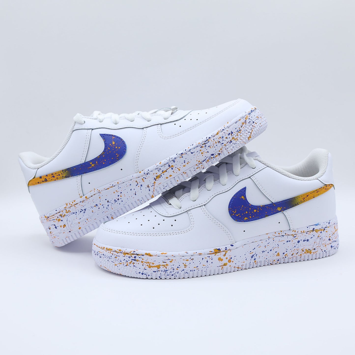 Air Force 1 custom "Cosmic Splash" - Baskets personnalisées éclaboussées de peinture orange et bleue, création sur-mesure peinte à la main par King's Custom.
