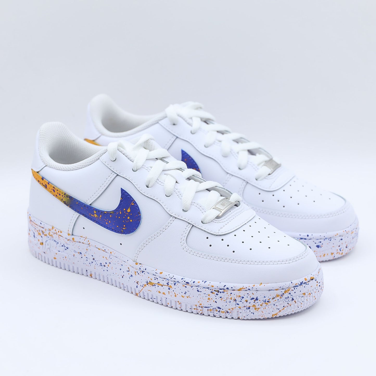 Air Force 1 custom "Cosmic Splash" - Baskets personnalisées éclaboussées de peinture orange et bleue, création sur-mesure peinte à la main par King's Custom.