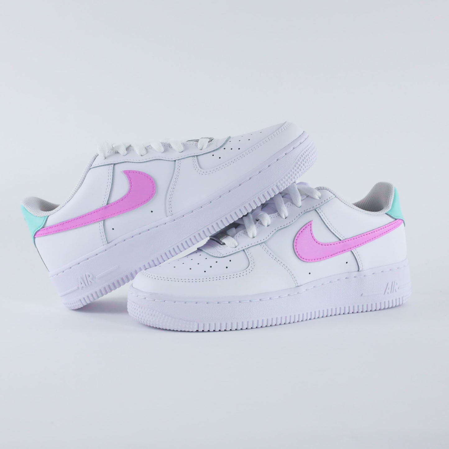 Air Force 1 custom "Miami Pop" - Baskets personnalisées blanches avec swoosh rose et talon vert menthe, création sur-mesure peinte à la main par King's Custom.