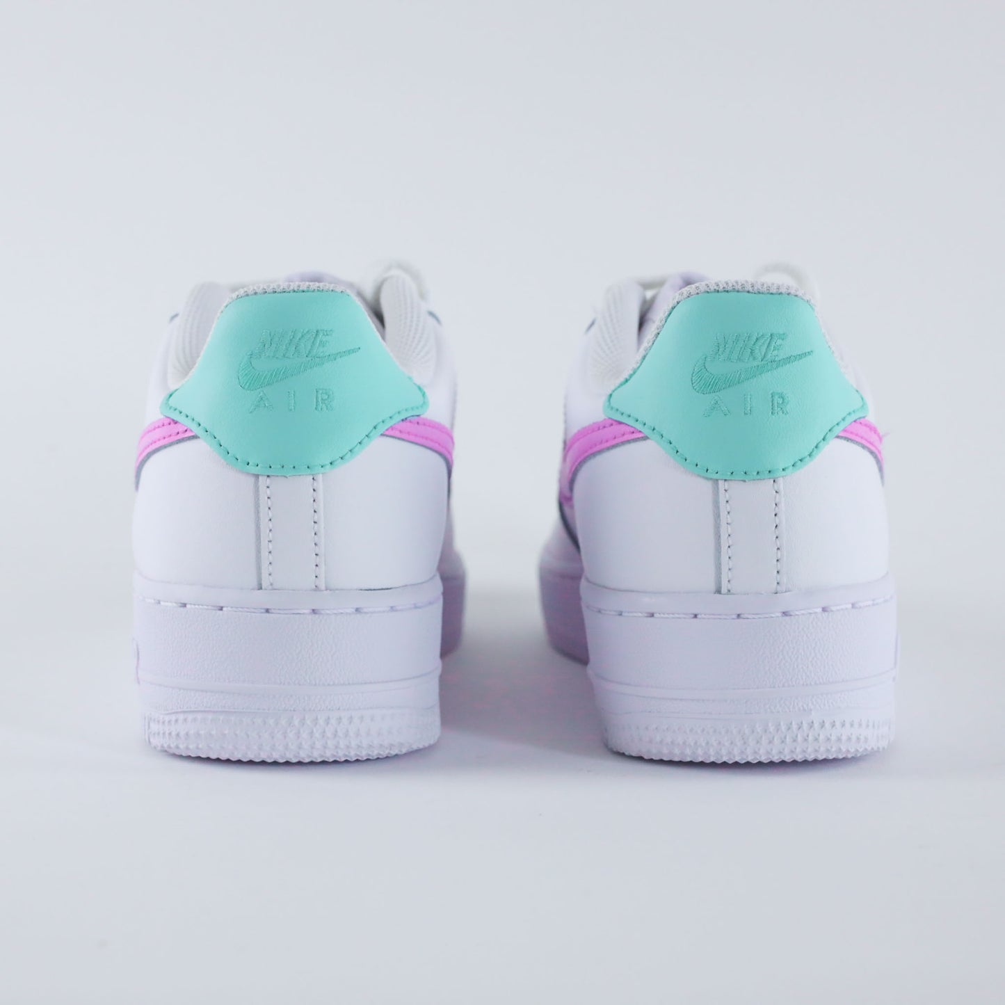 Air Force 1 custom "Miami Pop" - Baskets personnalisées blanches avec swoosh rose et talon vert menthe, création sur-mesure peinte à la main par King's Custom.