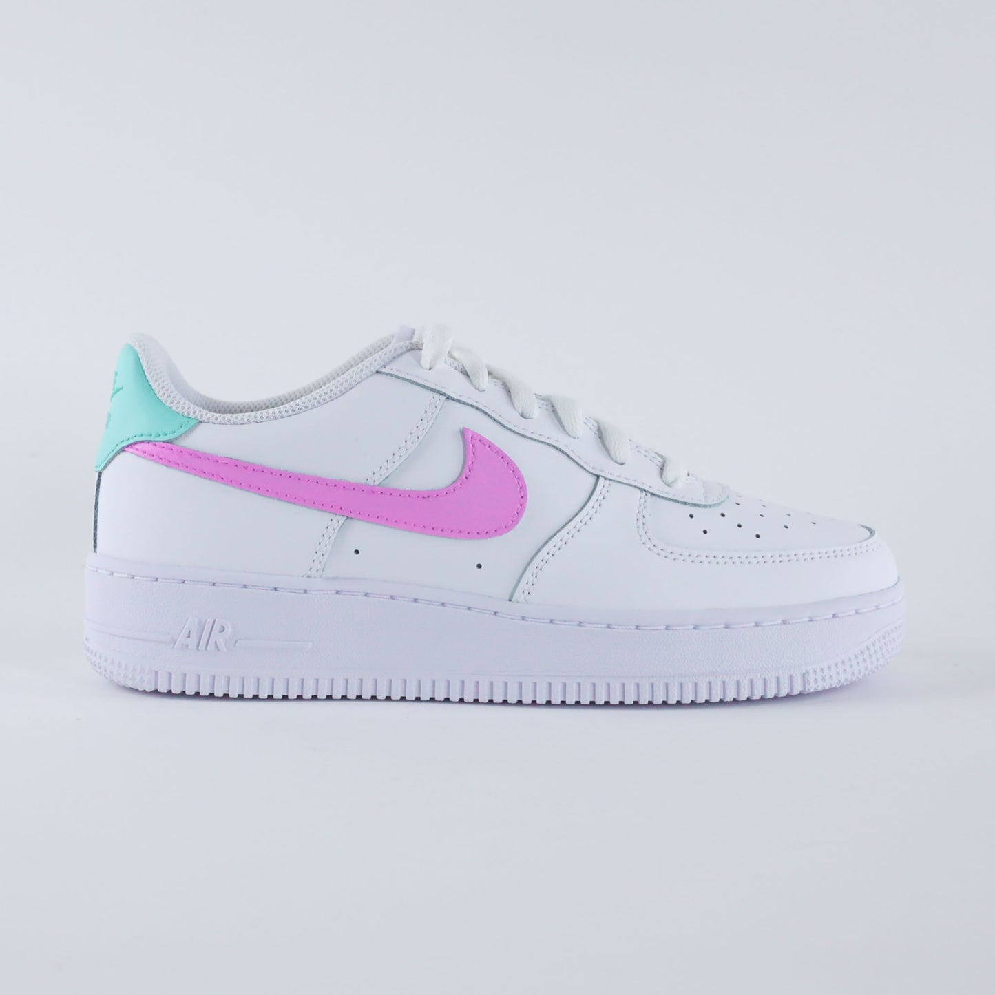 Air Force 1 custom "Miami Pop" - Baskets personnalisées blanches avec swoosh rose et talon vert menthe, création sur-mesure peinte à la main par King's Custom.