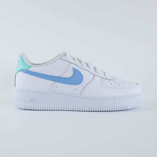 Air Force 1 custom Turquoise Pop baskets personnalisées Nike blanches avec Swoosh bleu ciel et talon menthe pastel, création sur-mesure peinte à la main par Kings Custom.