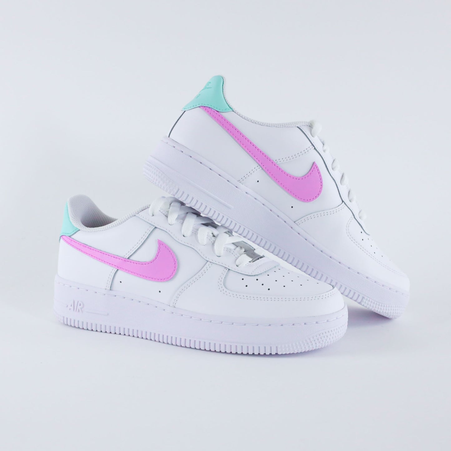 Air Force 1 custom "Miami Pop" - Baskets personnalisées blanches avec swoosh rose et talon vert menthe, création sur-mesure peinte à la main par King's Custom.