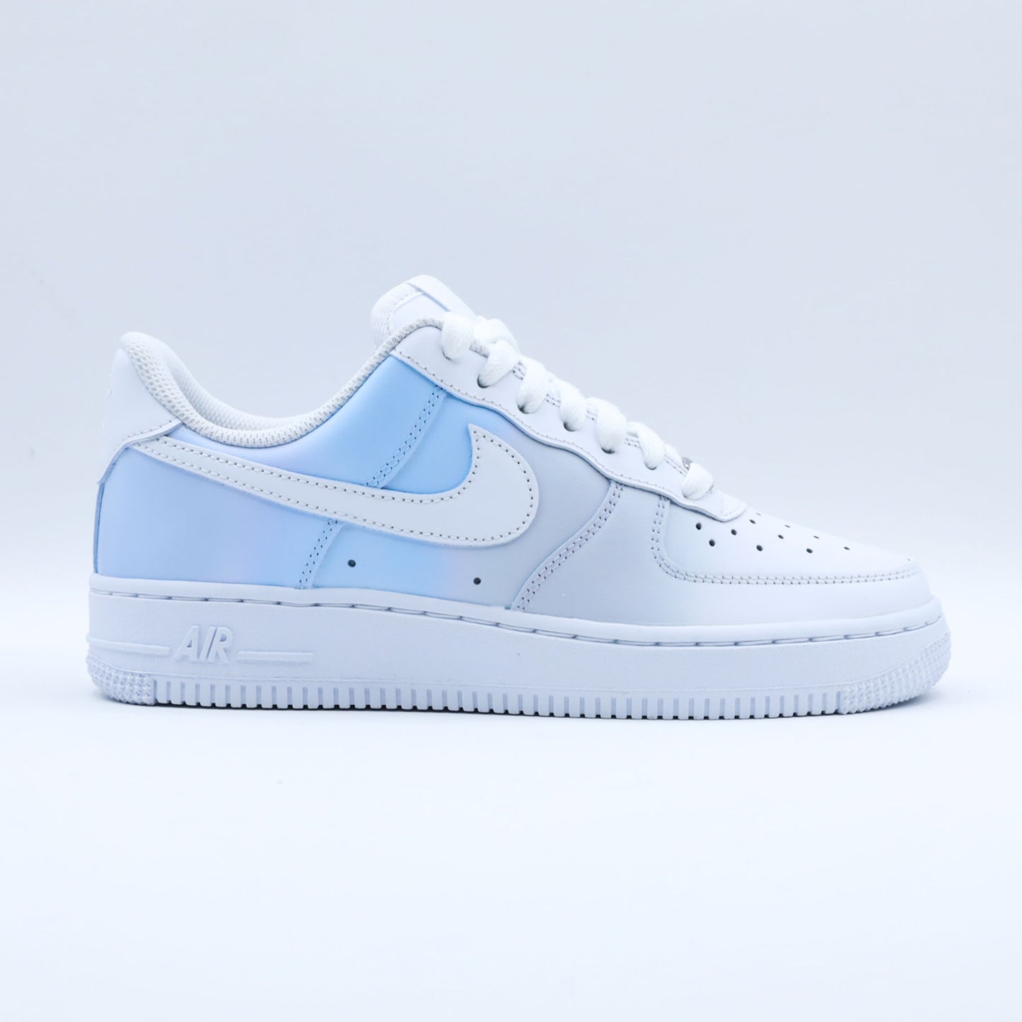 Air Force 1 Custom "Blue Breeze" – sneakers personnalisées nike turquoise bleu ciel unisexe, sneakers custom pour homme, baskets personnalisables pour fille