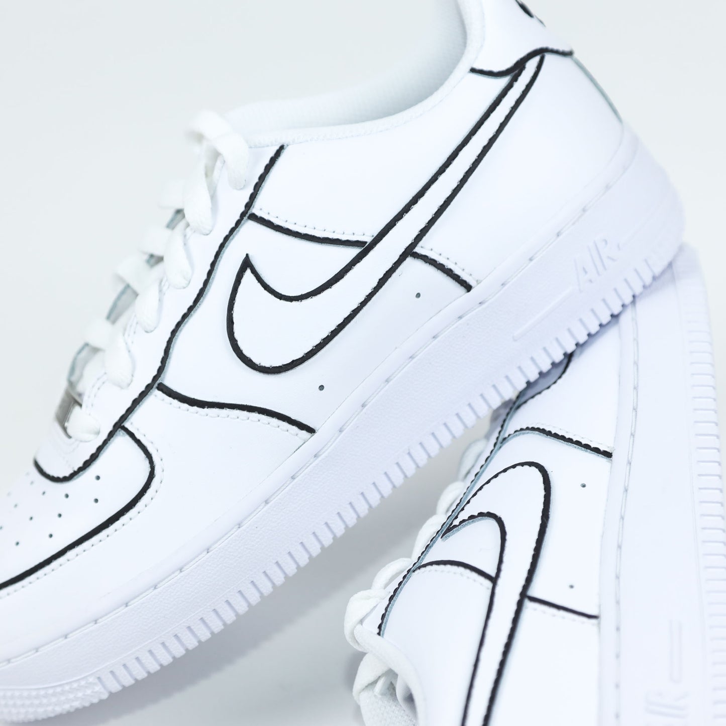 Nike Air Force 1 custom contours noirs peinte à la main style cartoon sneakers custom sketch baskets personnalisées unisexe