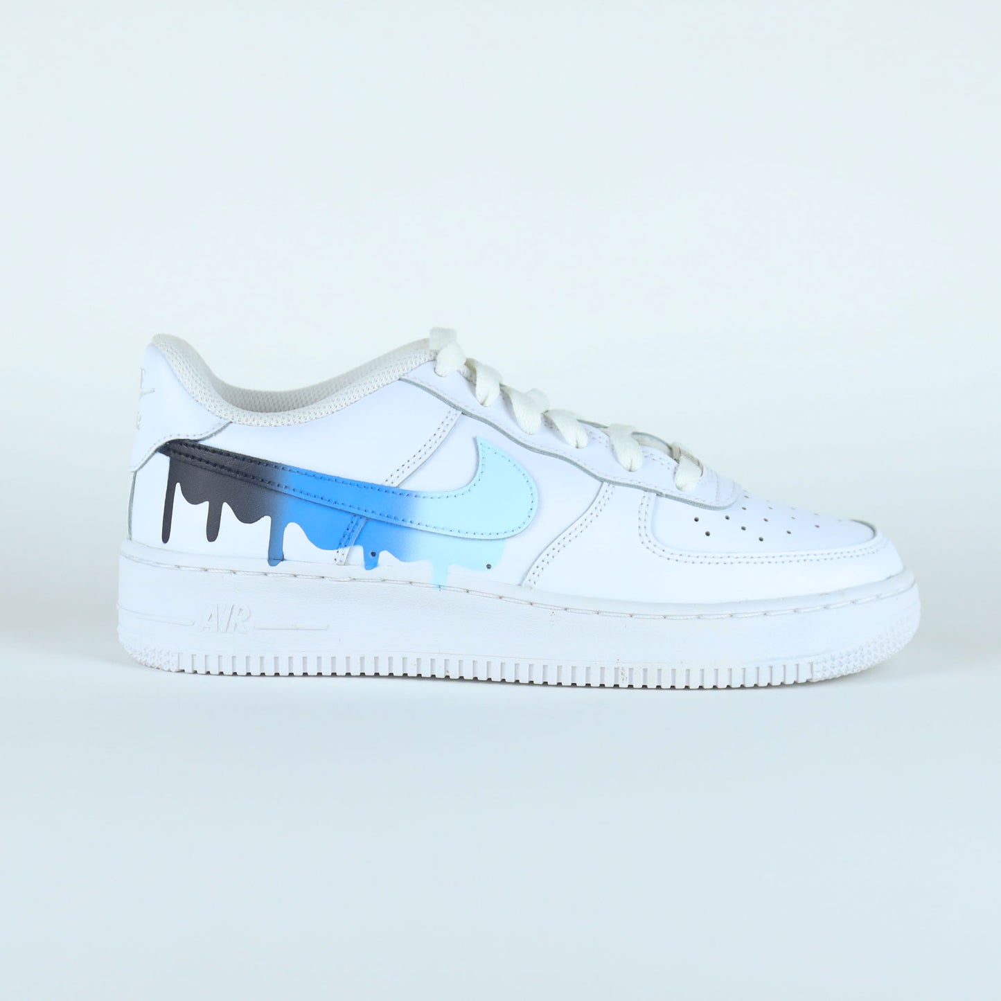 Nike Air Force 1 custom Sky Blue avec effet dripping bleu ciel, bleu foncé et noir