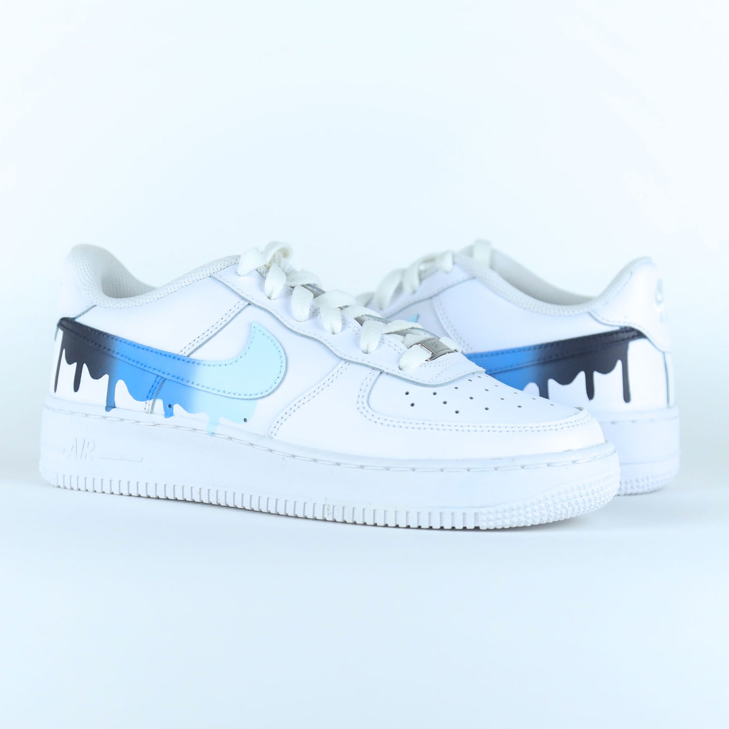 Nike Air Force 1 custom Sky Blue avec effet dripping bleu ciel, bleu foncé et noir