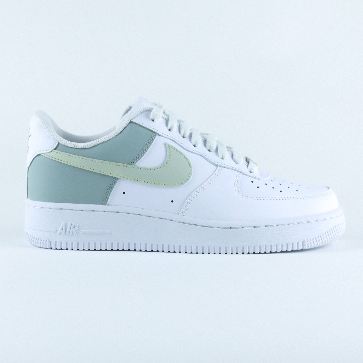Nike Air Force 1 custom vert sauge et vert de gris – basket personnalisée à la main avec swoosh pastel