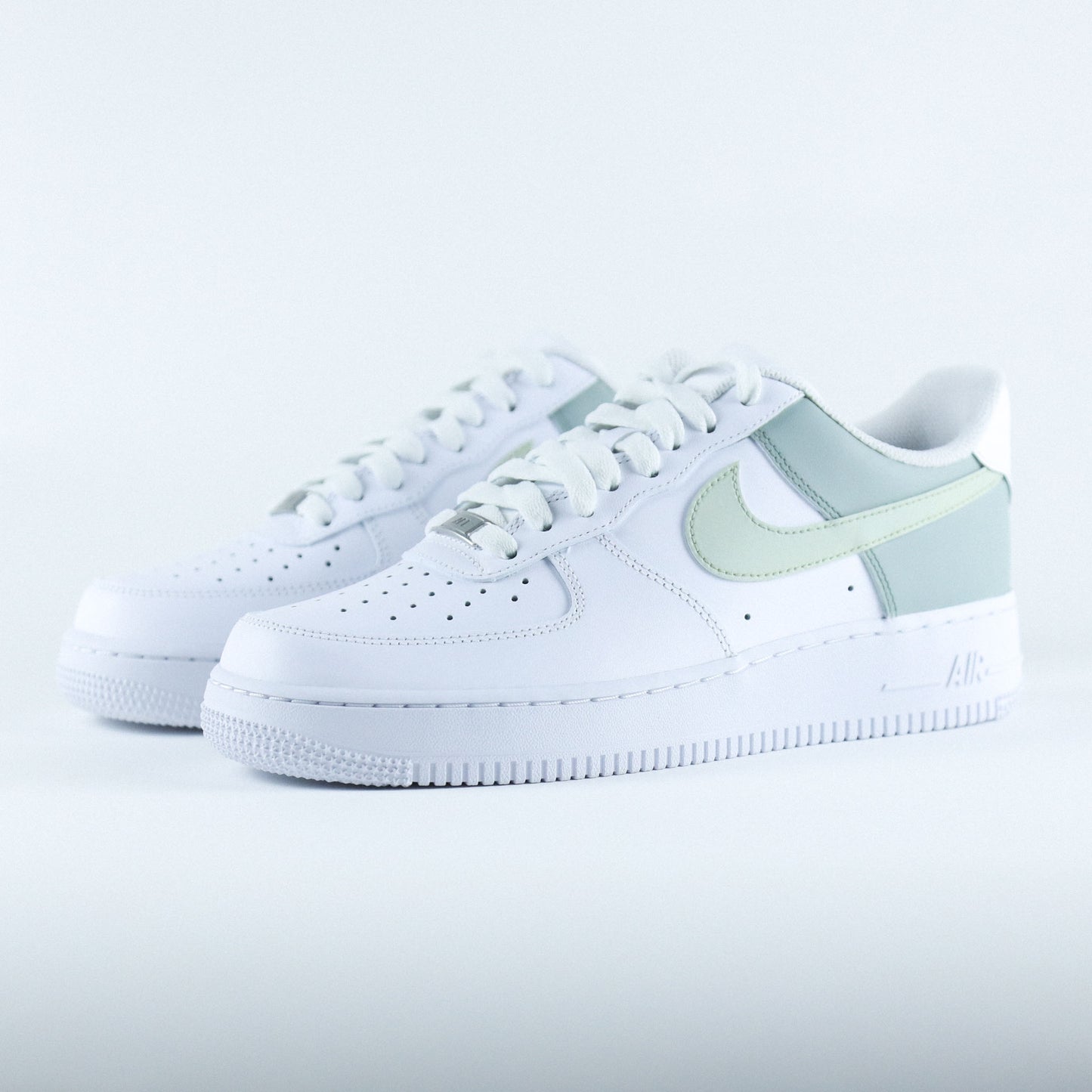 Nike Air Force 1 custom vert sauge et vert de gris – basket personnalisée à la main avec swoosh pastel