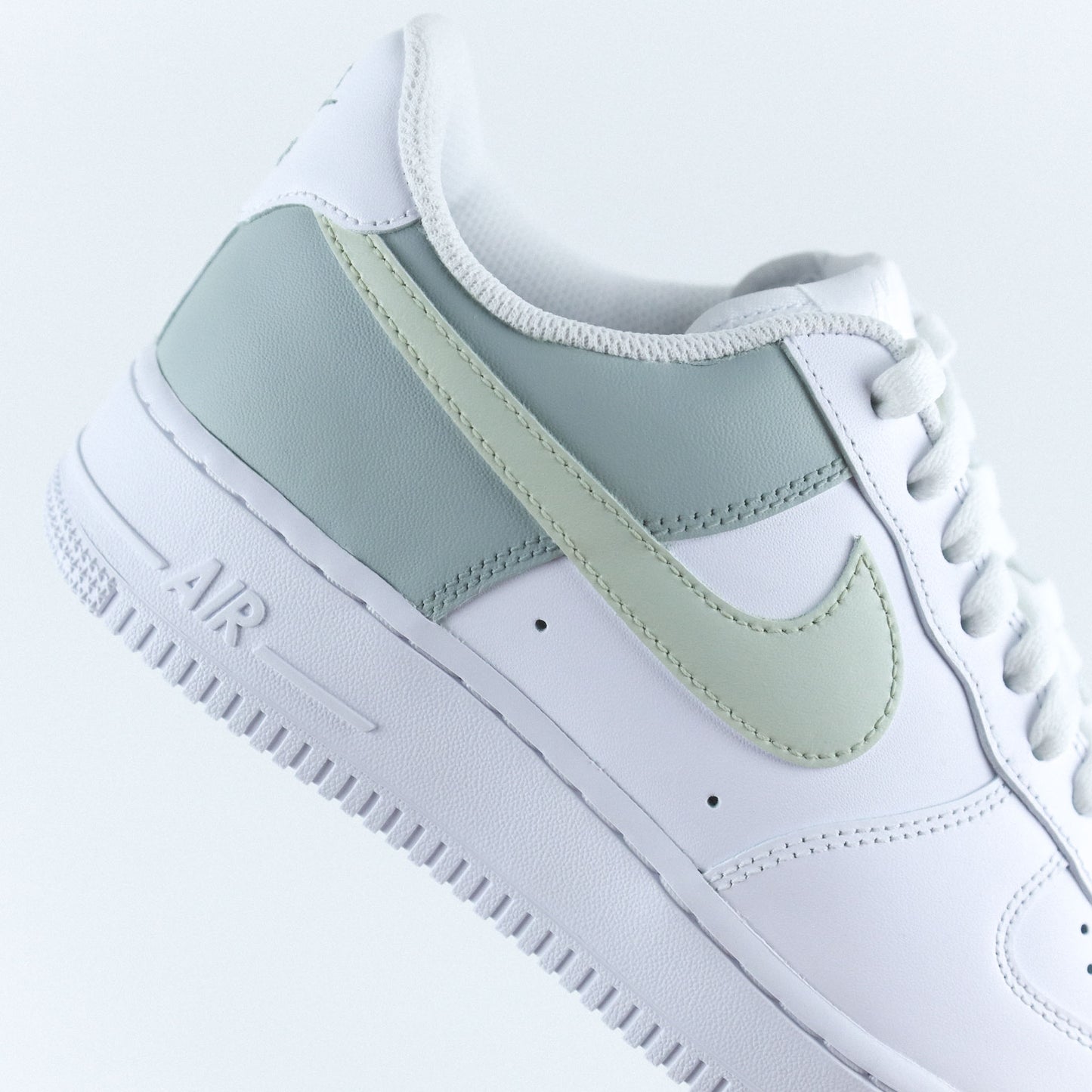 Nike Air Force 1 custom vert sauge et vert de gris – basket personnalisée à la main avec swoosh pastel