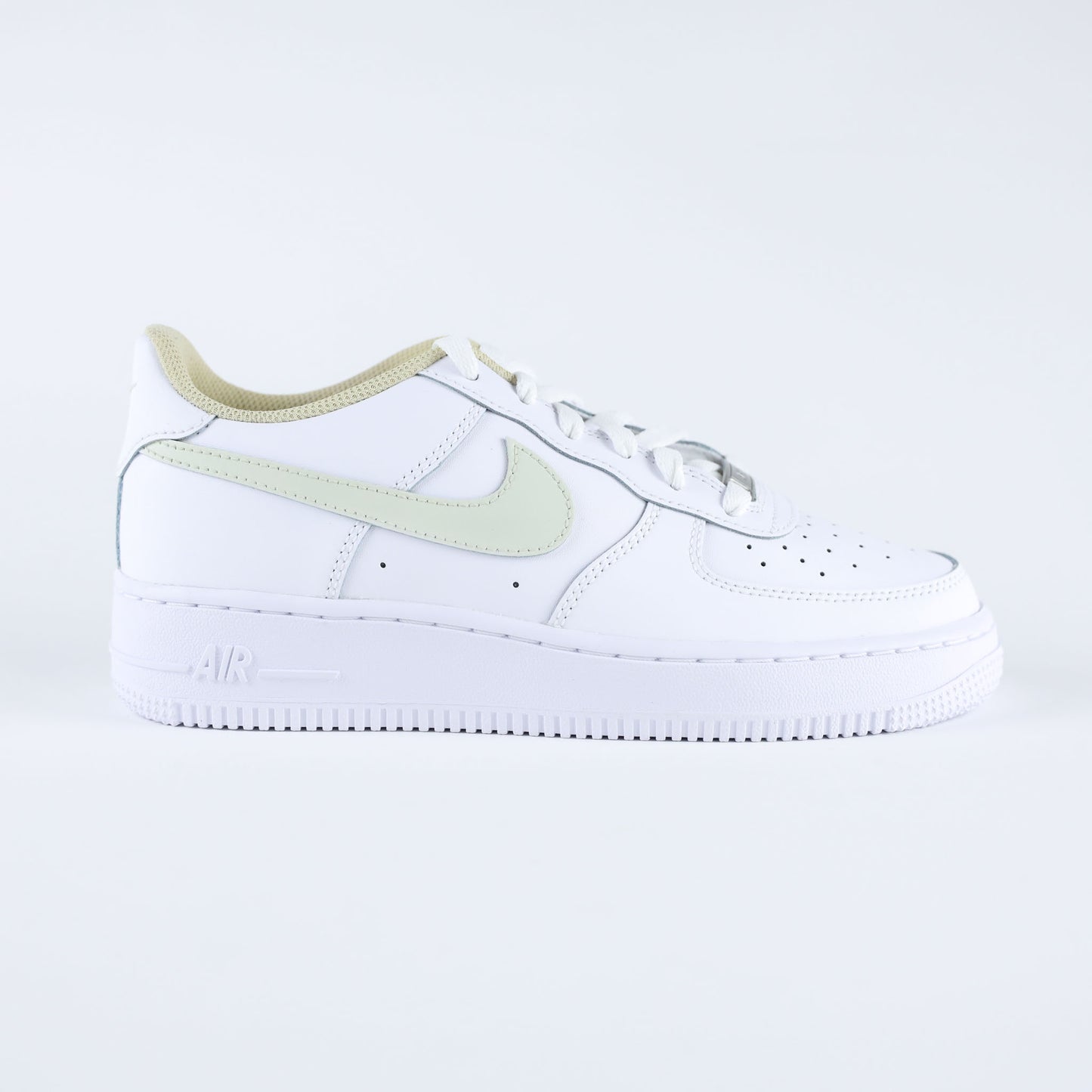 Nike Air Force 1 custom vert sauge et beige - basket personnalisée à la main, swoosh pastel