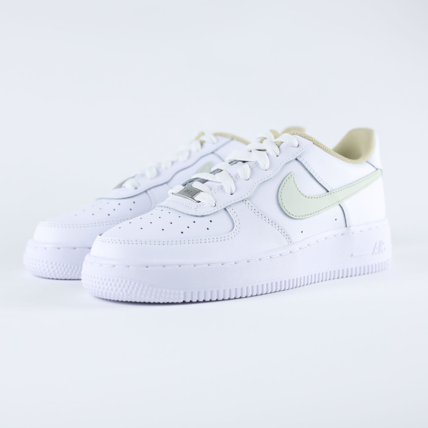 Nike Air Force 1 custom vert sauge et beige - basket personnalisée à la main, swoosh pastel