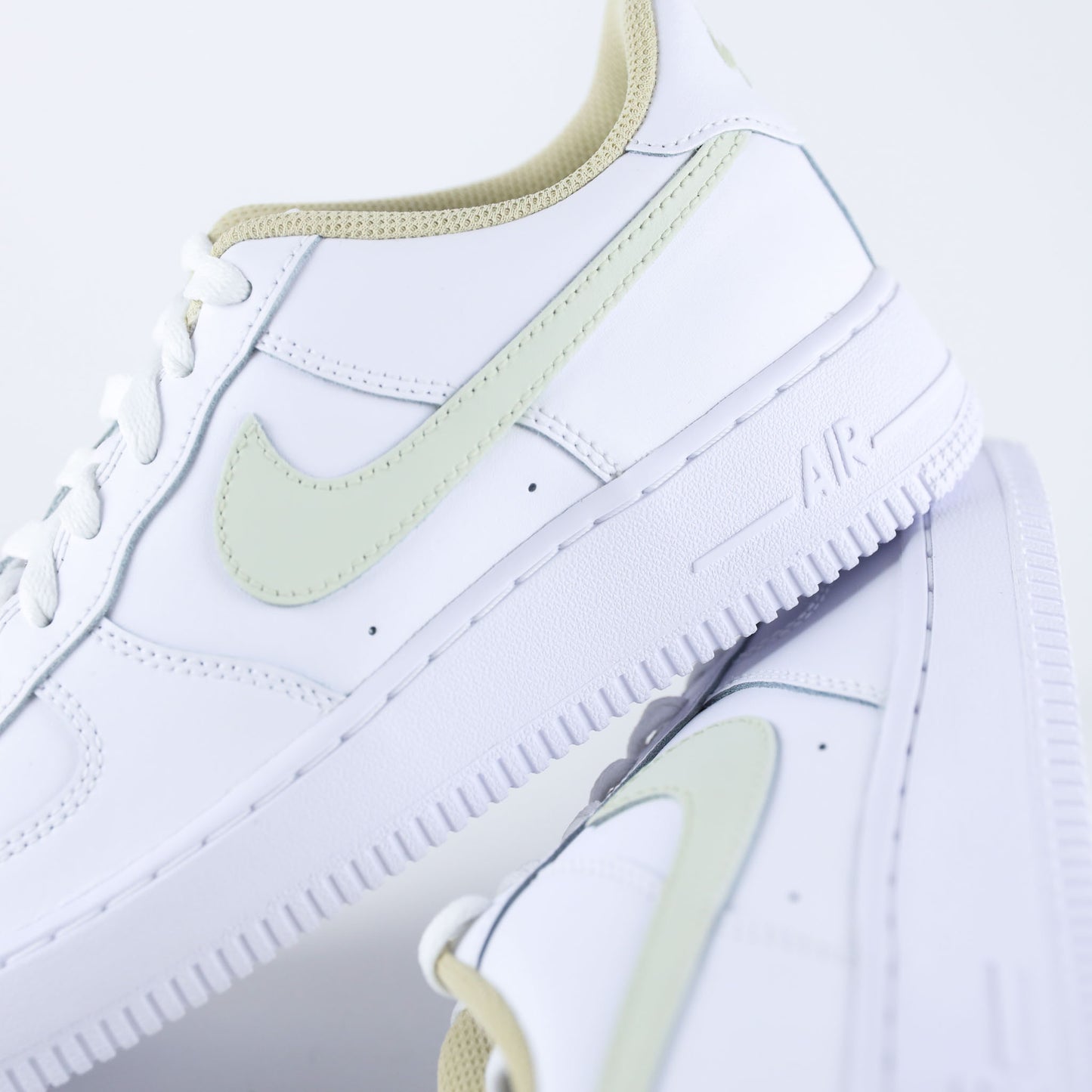 Nike Air Force 1 custom vert sauge et beige - basket personnalisée à la main, swoosh pastel