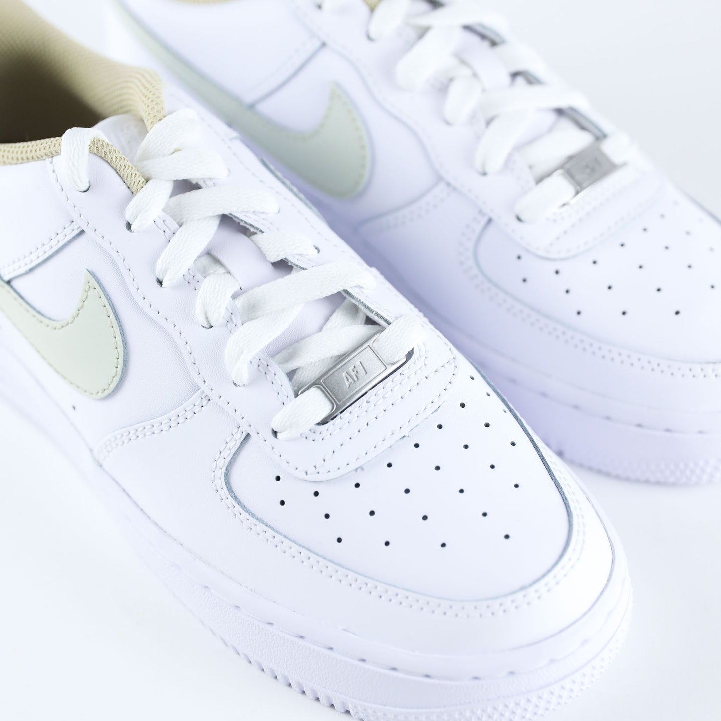 Nike Air Force 1 custom vert sauge et beige - basket personnalisée à la main, swoosh pastel