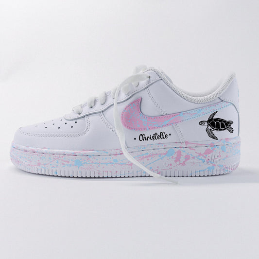 Air Force 1 customisées avec splash pastel rose et turquoise, tortue peinte à la main et prénom personnalisable sur le côté