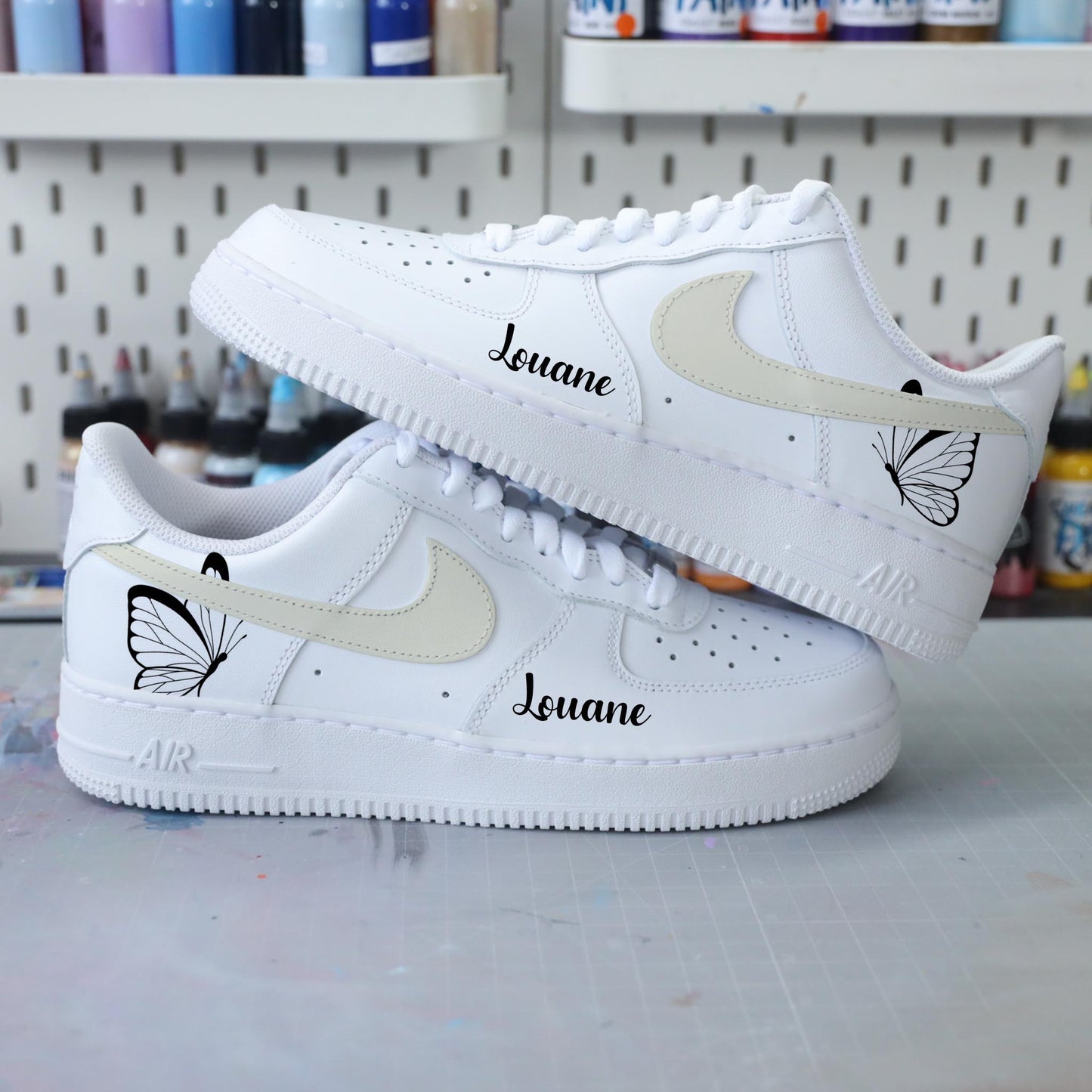 nike air force 1 custom papillon pastel, baskets personnalisées pour femme, nike rose pastel enfant, af1 personnalisable, sneakers custom butterfly, idée cadeau fille, chaussures personnalisées