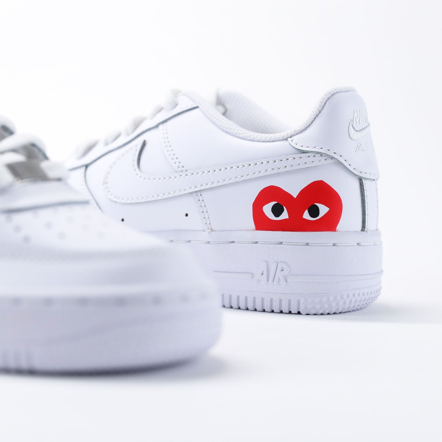 nike air force 1 custom CDG style Comme des Garçons – cœur rouge yeux façon CDG