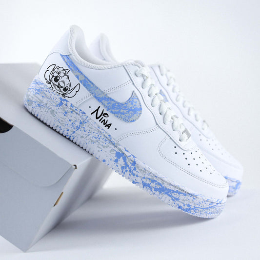 Air Force 1 "Stitch Splash" : sneakers personnalisées Disney avec éclaboussures turquoise. Personnalisation unique avec Stitch. Pour fans Disney et Nike custom.