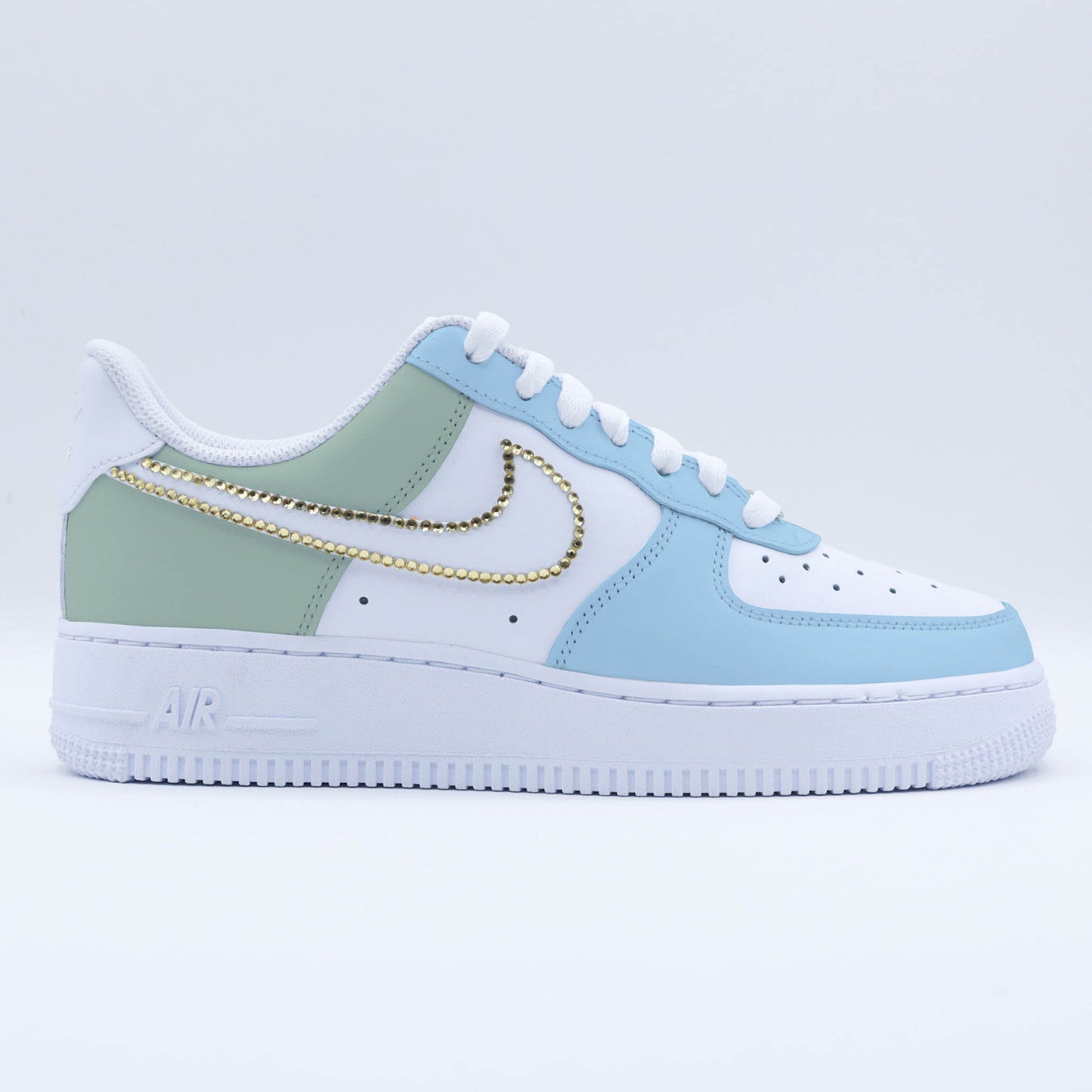 Nike Air Force 1 custom pastel bleu ciel et vert sauge avec swoosh en strass dorés – baskets personnalisées femme/unisexe tendance