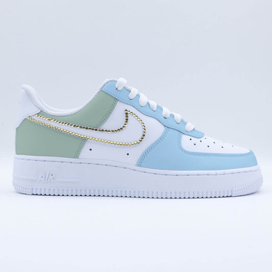 Nike Air Force 1 custom pastel bleu ciel et vert sauge avec swoosh en strass dorés – baskets personnalisées femme/unisexe tendance