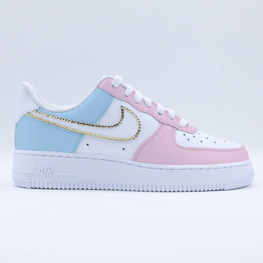 Nike Air Force 1 custom pastel bleu ciel et rose bonbon avec swoosh en strass dorés – baskets personnalisées femme/unisexe tendance