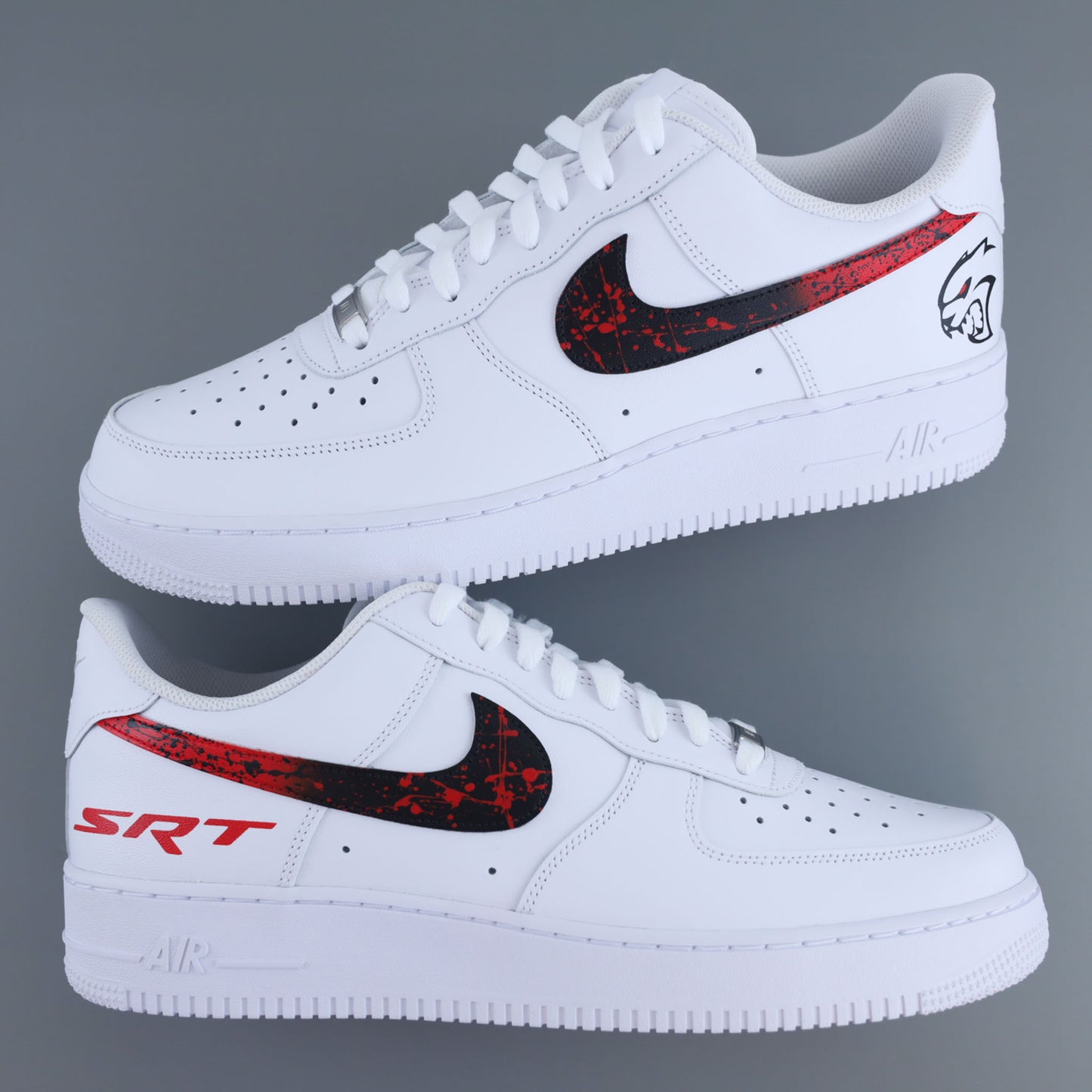 Nike Air Force 1 custom, sneaker custom Dodge, AF1 muscle car, Air Force 1 SRT Hellcat, sneaker américaine, basket customisée voiture, chaussure streetwear USA, sneaker racing, AF1 édition limitée, Air Force 1 peinte à la main.