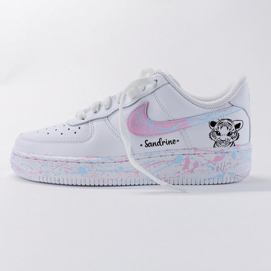 Air Force 1 customisées avec splash pastel rose et turquoise, bébé tigre peint à la main et prénom personnalisable sur le côté