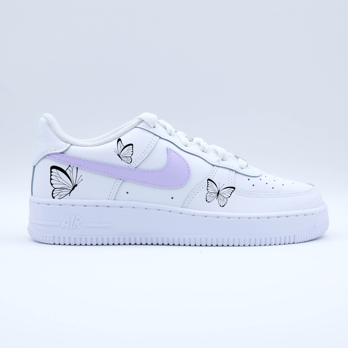 Baskets Nike Air Force 1 custom personnalisées avec papillons noirs et virgule violette pastel, design élégant et fait main.