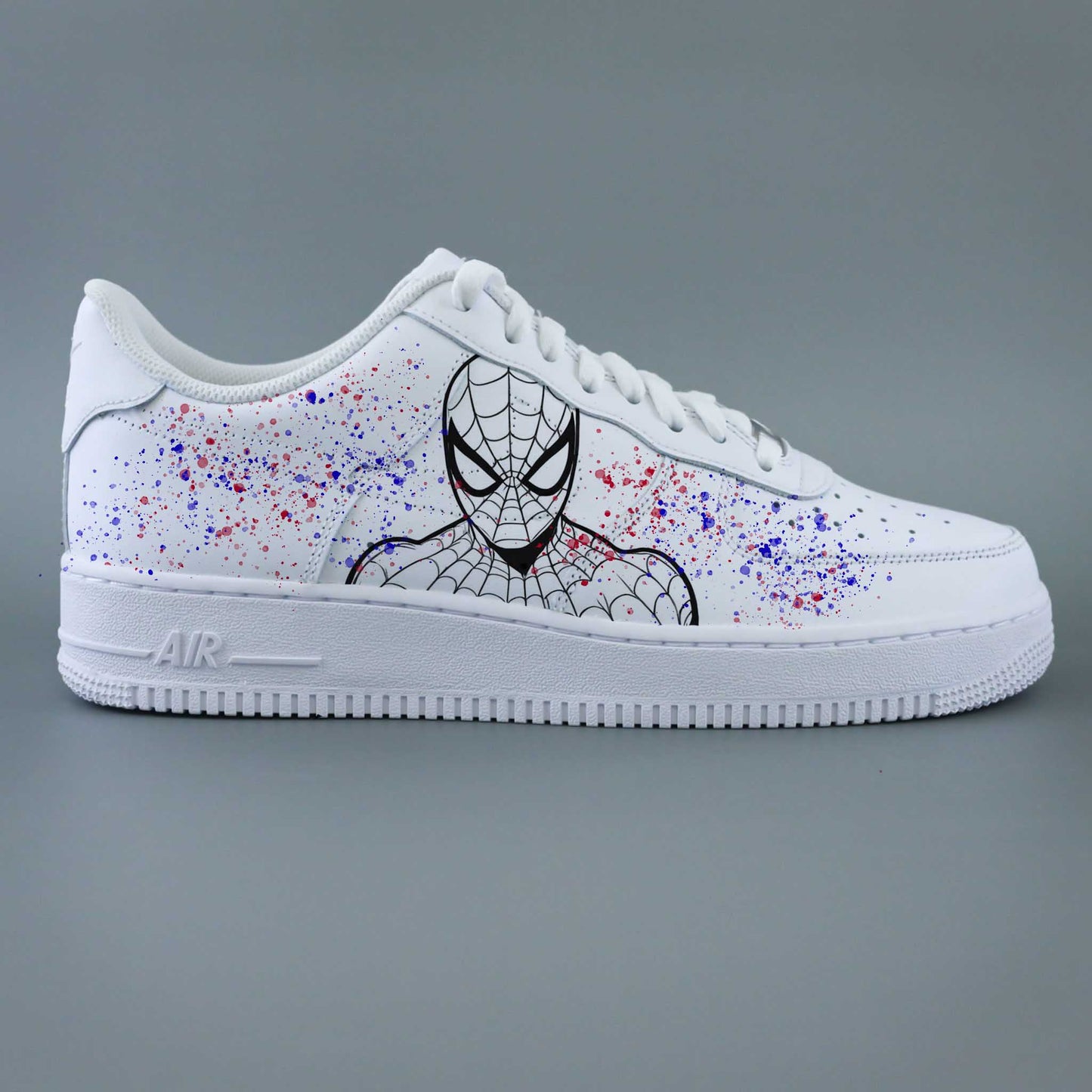 air force 1 custom spider-man avec dessin fait main et éclaboussures de peinture rouge et bleue sur fond blanc, style streetwear marvel