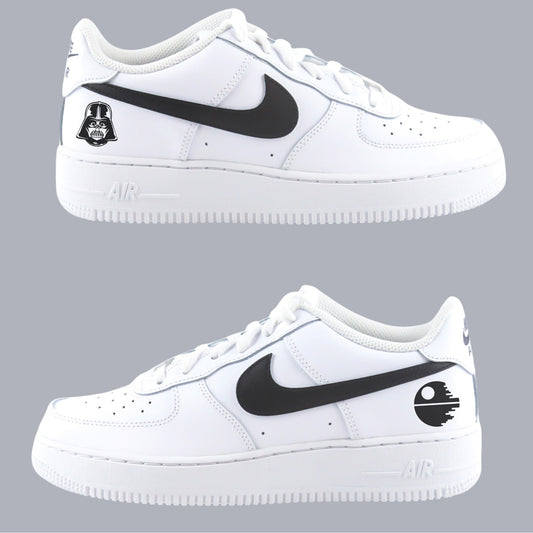 Air Force 1 custom Star Wars : Dark Vador & Étoile Noire. Sneakers personnalisées pour fans de la saga. Style streetwear unique, édition collector