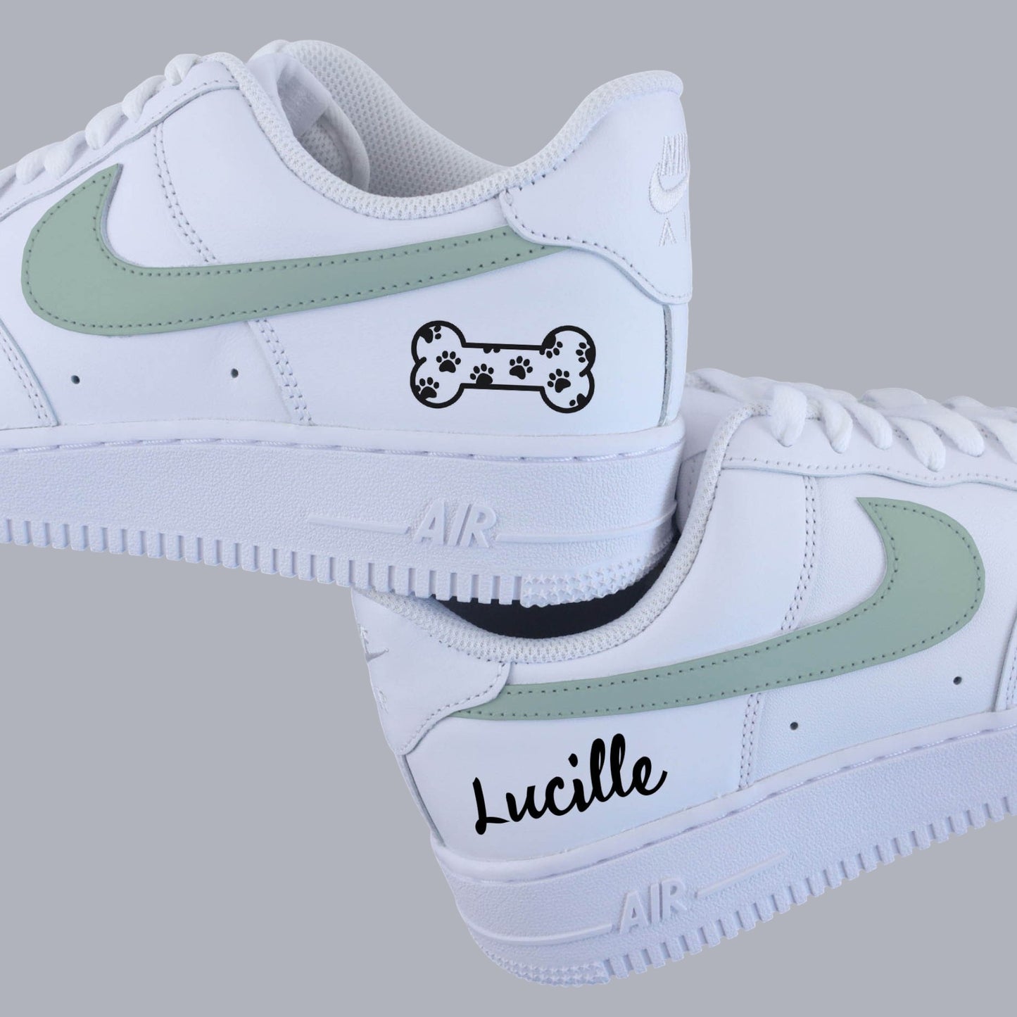 Sneakers Air Force 1 custom vert pastel avec os, empreintes et prénom personnalisé - nike custom chien , sneakers dog fan
