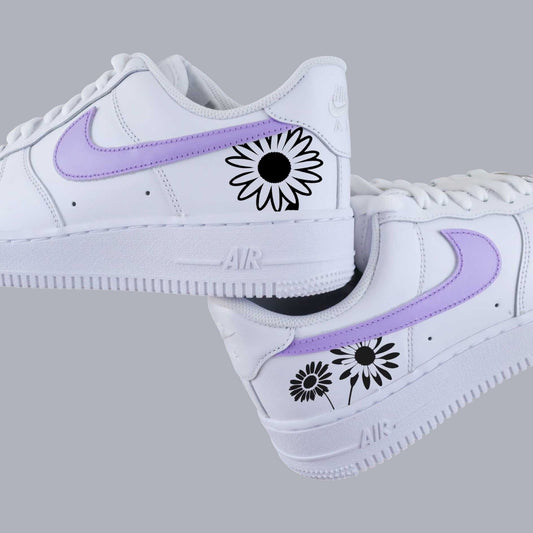 Air Force 1 lavande avec tournesols noirs peints à la main – sneakers personnalisées femme et enfant