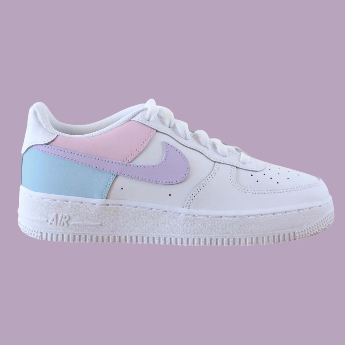 Chaussure Nike Air Force 1 femme pastel blanc rose lilas bleu - vue latérale