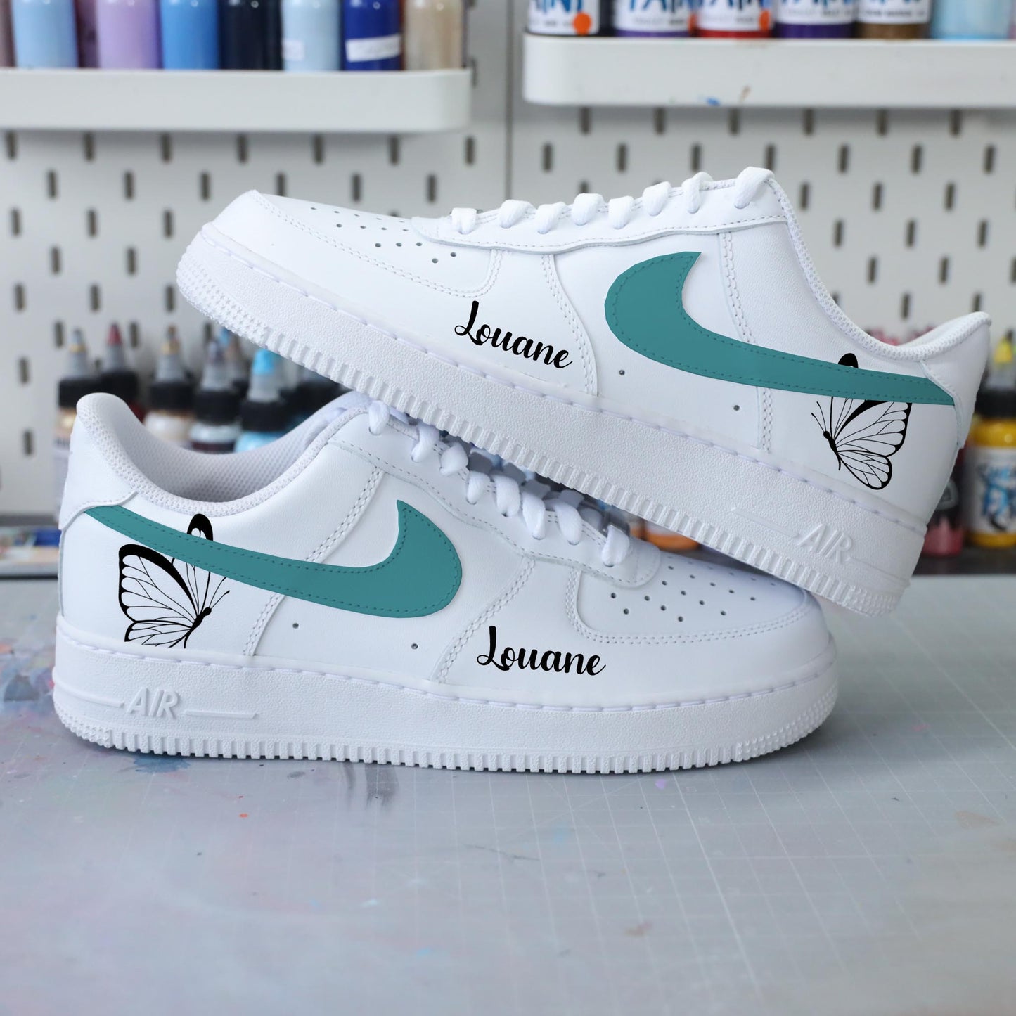 nike air force 1 custom papillon pastel, baskets personnalisées pour femme, nike rose pastel enfant, af1 personnalisable, sneakers custom butterfly, idée cadeau fille, chaussures personnalisées