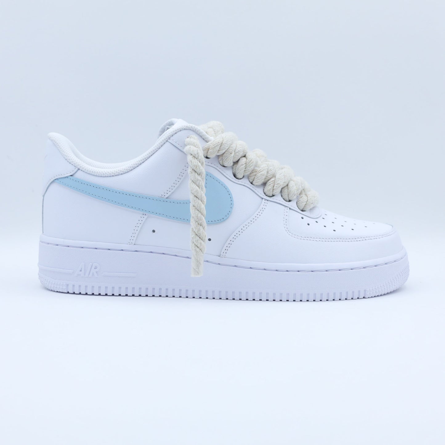 Sneakers Nike Air Force 1 Custom Rope Laces avec gros lacets en corde beige et swoosh peint en couleur bleu pastel.