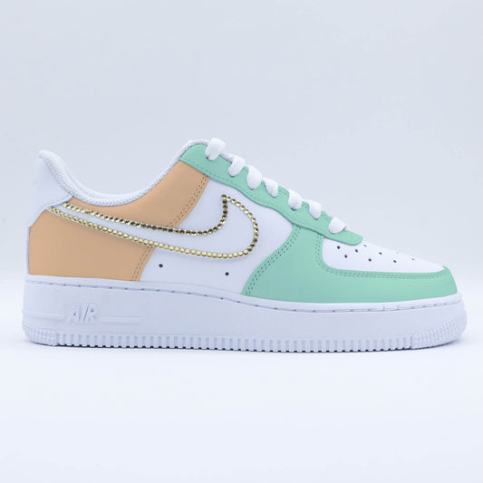 Nike Air Force 1 custom vert pastel et orange abricot avec swoosh en strass dorés – baskets personnalisées femme/unisexe tendance