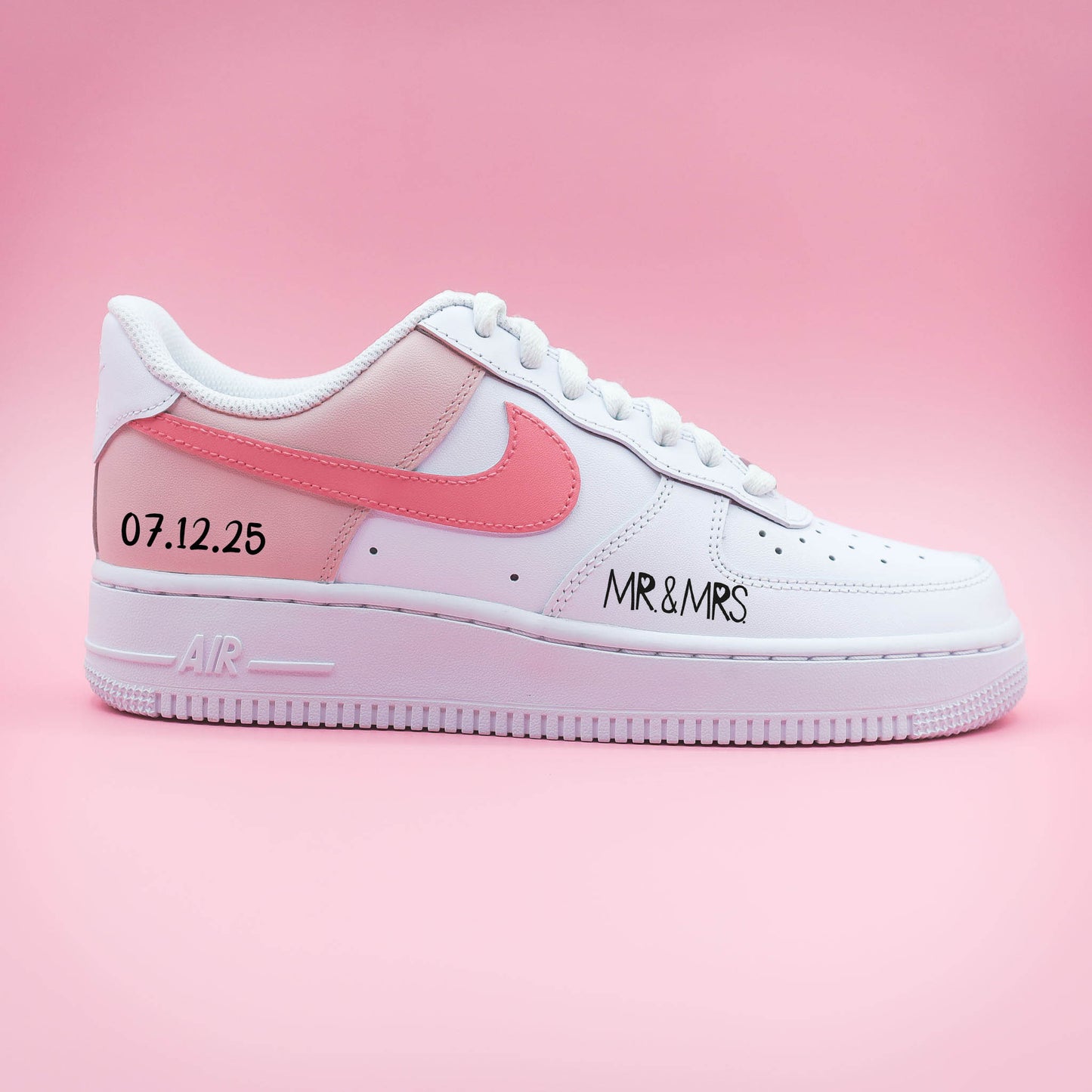 Air Force 1 mariage personnalisée rose pastel avec date et inscription MR & MRS – chaussures mariée personnalisables et baskets de mariage uniques