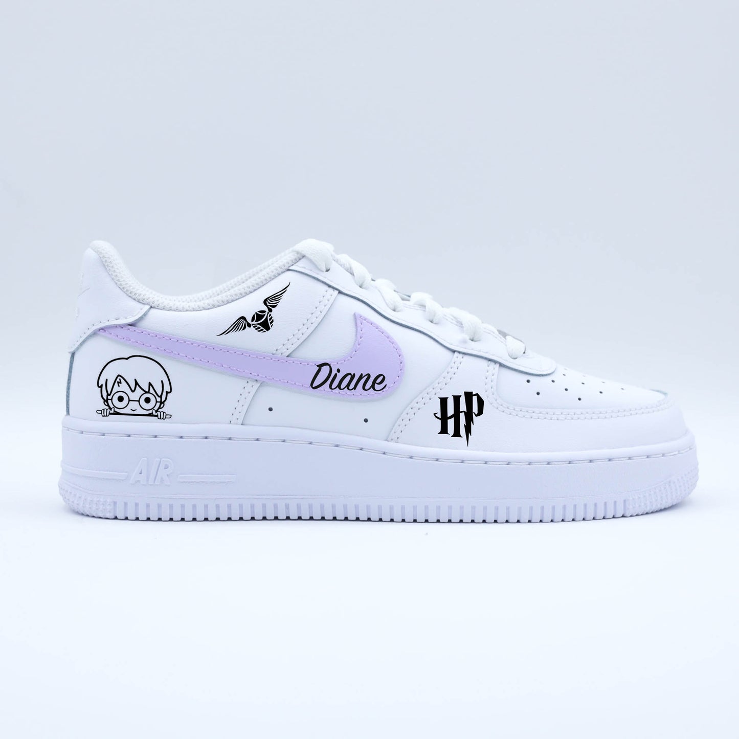 Baskets personnalisées Nike Air Force 1 thème Harry Potter avec motif vif d’or, logo HP, mini Harry, nom Diane et swoosh pastel violet – custom AF1 Poudlard - Nike Harry Potter